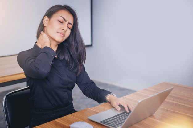 mal de cou durant le travail de bureau
